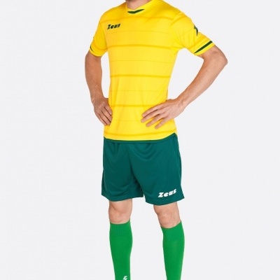 Equipamento desportivo masculino com vários tons de amarelo, verde e vermelho