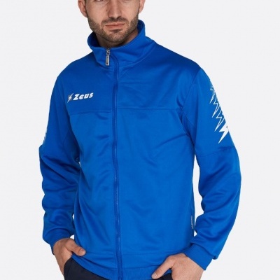 Homem a usar casaco desportivo azul com fecho e estampagem branca ZEUS