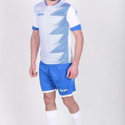 Homem com conjunto desportivo azul e branco Zeus