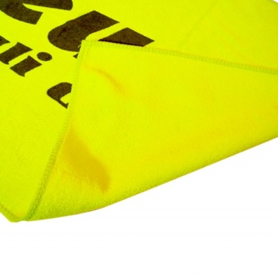 Toalha amarela de microfibra com texto preto e costura verde