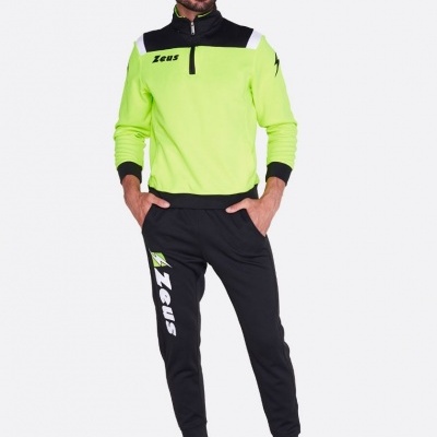 Homem a vestir fato de treino verde fluorescente e preto com logotipo Zeus, calças pretas e ténis azuis