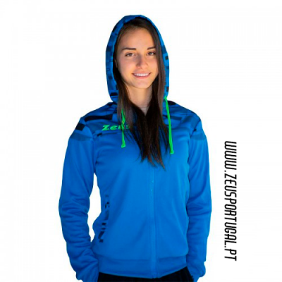 Mulher com casaco desportivo azul com capuz e cordões verdes, palavra 'Zeus' no peito.