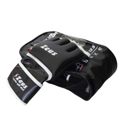 Luva de boxe preta com texto Zeus em fundo branco