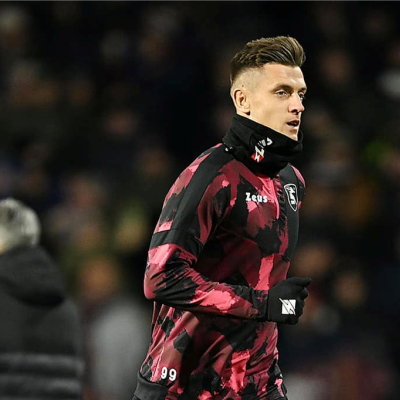 Camisa térmica desportiva camuflada preta e vermelha no campo de futebol