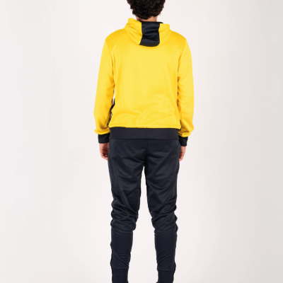 Pessoa vista de costas com hoodie amarelo e calças pretas justas