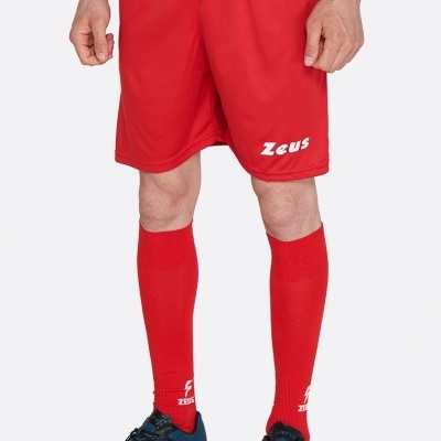 Calções e meias desportivas vermelhas com sapatilhas azuis e pretas.