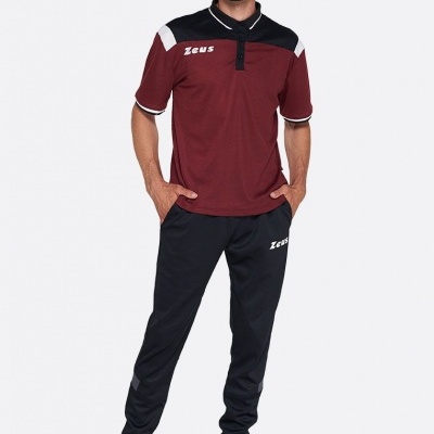 Homem com conjunto desportivo camisa bordô e calças pretas com logótipo Zeus