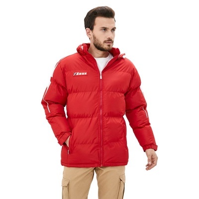 Homem com casaco acolchoado vermelho e calças bege com bolsos