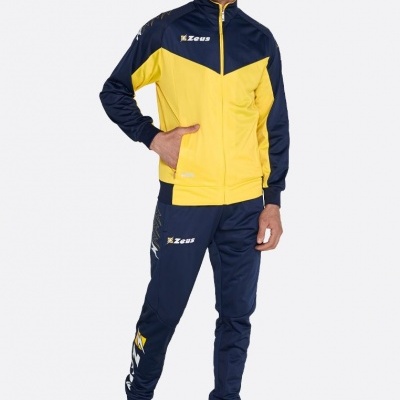 Homem vestido com conjunto desportivo amarelo e azul escuro da marca Zeus