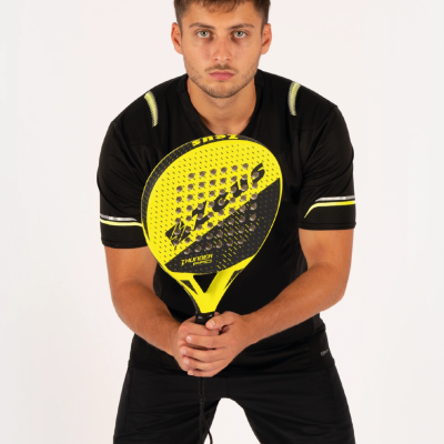 homem com pala de padel amarela e preta e roupa desportiva preta e amarela