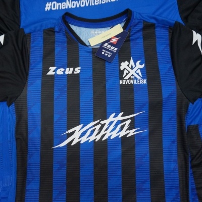 Camisola desportiva azul com riscas pretas e logótipos