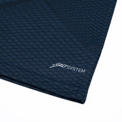 Pano de tecido azul escuro com logo AD SYSTEM bordado