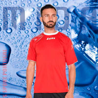 Homem de t-shirt vermelha Zeus em fundo com gotas de água e gelo