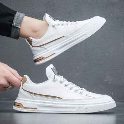 Ténis brancos com detalhes castanho claro e sola branca com o texto V7.