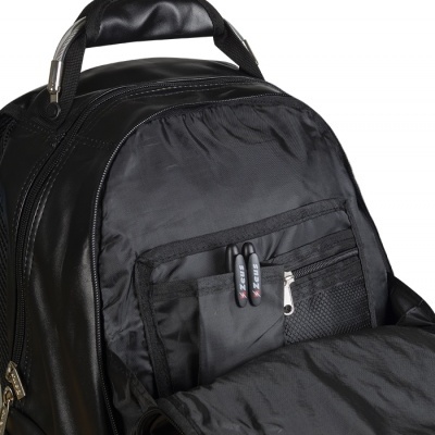 Mochila preta com vários compartimentos e bolsos organizadores internos