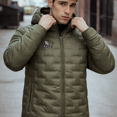 Casaco acolchoado verde-oliva Zeus com capuz usado por homem.