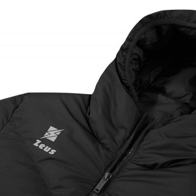 Casaco acolchoado preto com capuz e fecho de correr, logótipo Zeus branco no peito