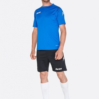 Homem com t-shirt azul e calções pretos de treino com texto Zeus