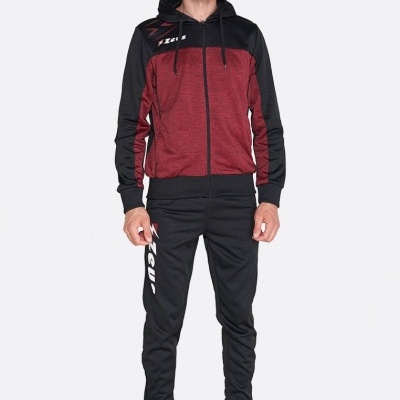Homem a usar fato de treino preto e vermelho borgonha com casaco de capuz e calças