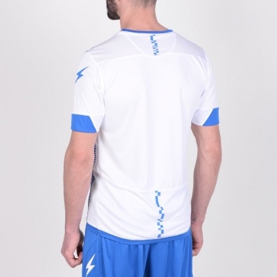 Conjunto desportivo branco e azul visto por trás num fundo branco
