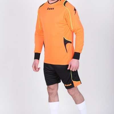 Homem com equipamento desportivo laranja e preto com texto Zeus