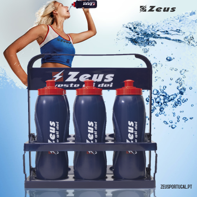 Três garrafas de desporto azuis com tampa vermelha num suporte azul e mulher desportiva a beber da garrafa Zeus