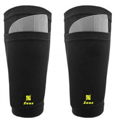 meias adaptadoras para caneleira pretas com detalhes em cinza e logótipo Zeus amarelo