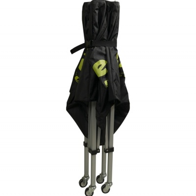 Guarda-sol dobrável preto com estrutura metálica e rodas pequenas