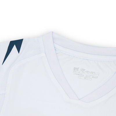 T-shirt desportiva branca com gola em V e padrão azul no ombro