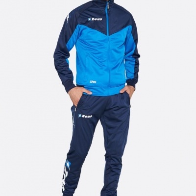 Fato de treino desportivo azul com fecho e logos Zeus, modelo a usar em fundo branco