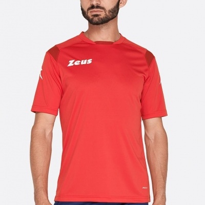 Camisola desportiva vermelha com logo Zeus e calças azuis