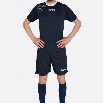 Homem com uniforme desportivo azul escuro com nome Zeus