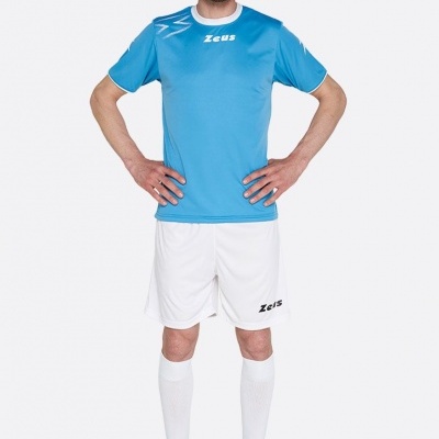 Homem com fato desportivo azul e branco Zeus