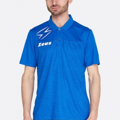 Homem com polo azul Zeus e calças azuis escuras num fundo branco