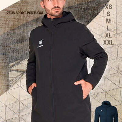 Casaco desportivo preto com capuz e bolso lateral, logótipo branco Zeus no peito.