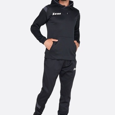 Homem com conjunto desportivo preto Zeus em fundo branco