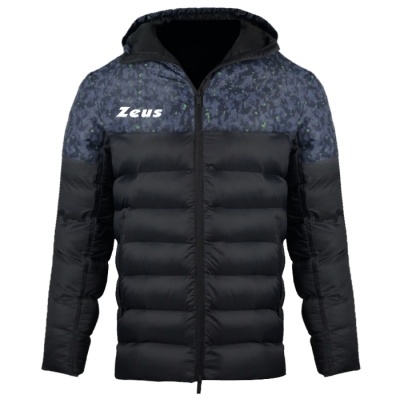 Casaco acolchoado preto com capuz e padrão camuflado azul e verde, texto Zeus