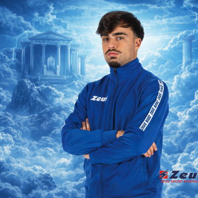 Homem com casaco desportivo azul Zeus em fundo azul com colunas e nuvens.