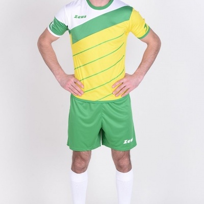 Homem com conjunto desportivo amarelo, verde e branco com logótipo Zeus