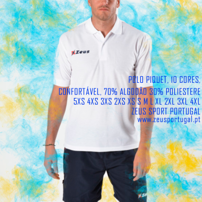 Homem com polo piquet branco Zeus e calções escuros em fundo abstrato azul, amarelo e branco.