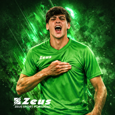 Camisola verde desportiva Zeus com gola em V, usada por jovem com mão no peito sobre fundo verde