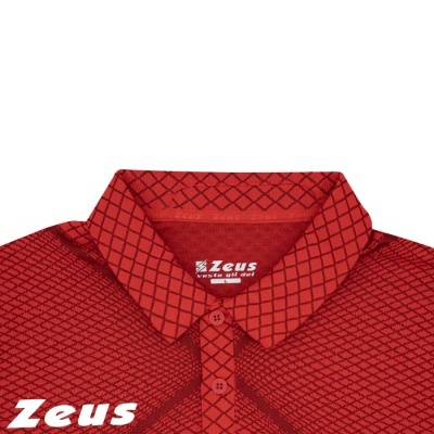 Camisa desportiva vermelha com padrão geométrico e gola com botões.