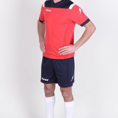 Homem com roupa desportiva vermelha e preta com logo Zeus em fundo branco