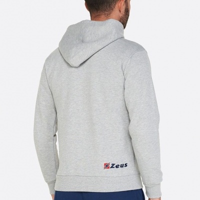 Homem de costas usando casaco cinza com capuz e logo Zeus na parte de trás inferior.