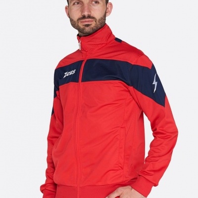 Casaco desportivo vermelho com faixa azul escura e logótipos Zeus e raio em fundo branco