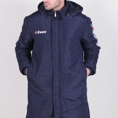 Homem com casaco comprido azul escuro com capuz e logótipo Zeus