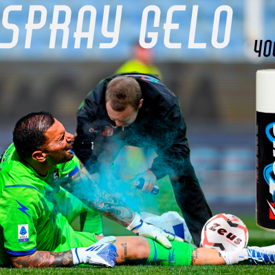 Jogador de futebol recebe spray gelo Zeus ICE SPRAY 400ML no campo com bola ao lado