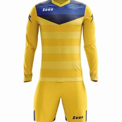 Conjunto desportivo amarelo com detalhes azuis e preto, texto Zeus visível