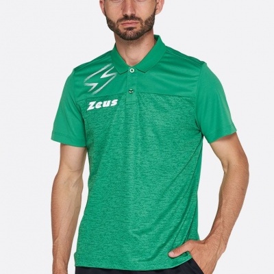 Homem com polo verde Zeus e calças pretas Zeus