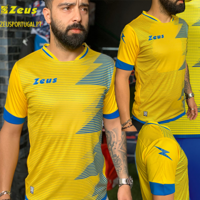Camisola desportiva amarela com detalhes azuis e logo Zeus em azul no peito e ombro